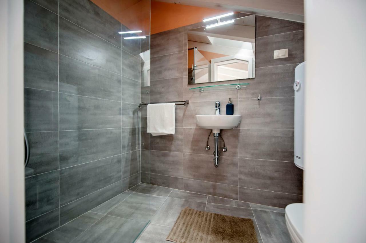 Apartment And Studio Ca' 3 Vie Ровінь Екстер'єр фото